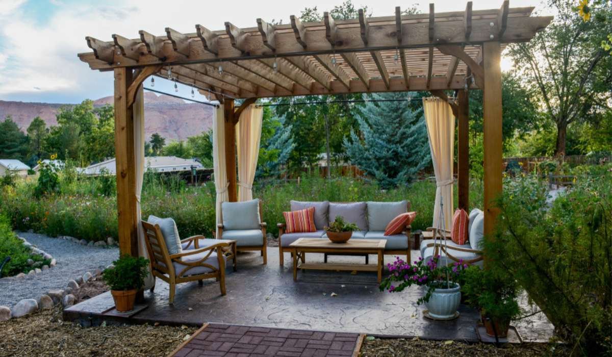 Pergola-designs-for-a-refreshing-outdoor-space-f
